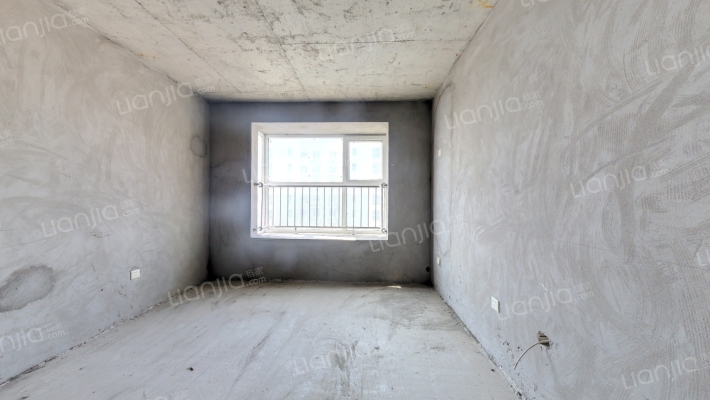 此房位于华阳路交通便利，电梯房，中间楼层-客厅