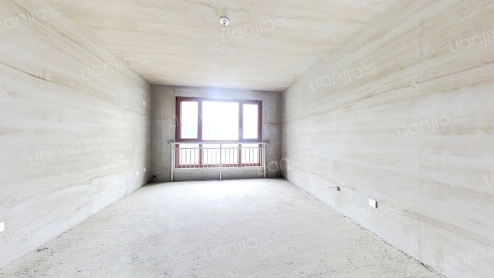 此房南北通透格局  房主诚心出售 交通便利。-客厅