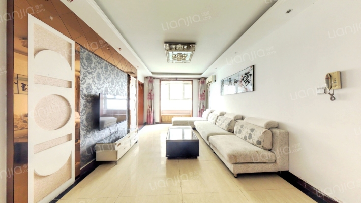 好户型，好楼层三居室，中等装修，位置，楼层很好。-客厅