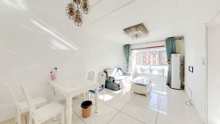 房子户型方正采光充足，居住舒适-客厅