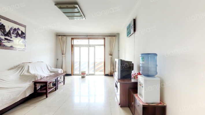 范阳路，旁南北通透大四居，配套设施齐全。-客厅