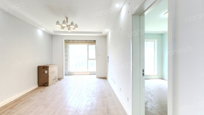 朝南两居室，户型方正，自住标准装修。-客厅