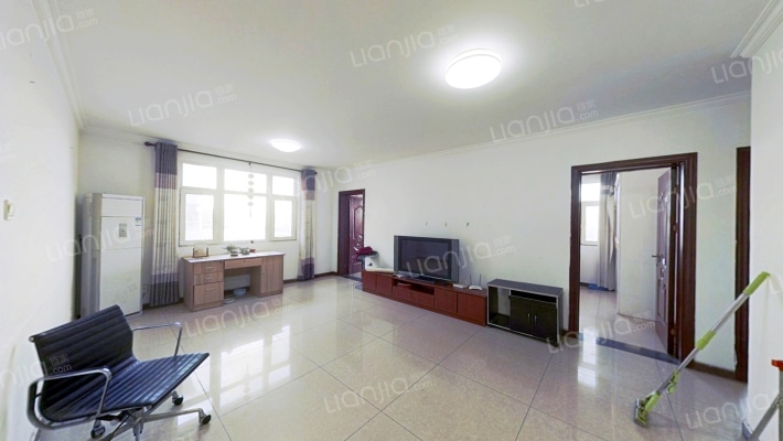 房子属于朝南三居室，户型方正，带装修，可直接拎包住-客厅