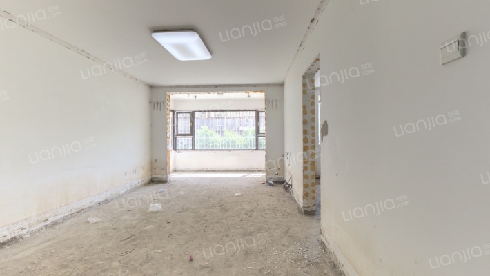 平安D区，全南两居室，阳光挺好的，新换的窗户，满五-客厅