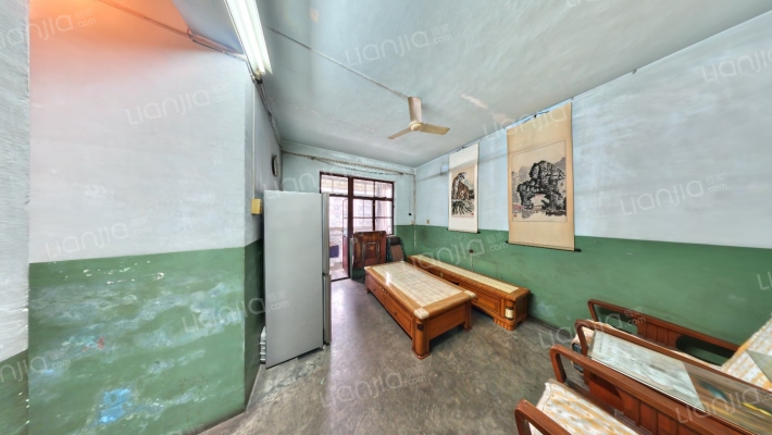 八二一小区二手房实景图