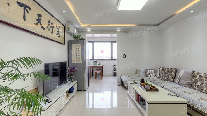 开发区南北三居精装修，中间楼层，采光好-客厅