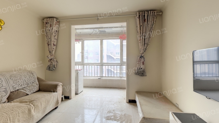 天地新城中间好楼层两居 满五唯一 带地下室-客厅