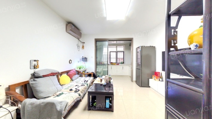 此房朝南，精装一居室 集中供暖-客厅