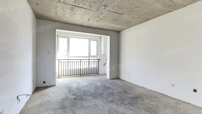 南北通透，3+1户型，车位地下室，房本满二-客厅