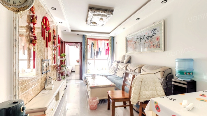 天伦湾自住精装两居室，带子母车位地下室-客厅