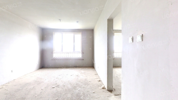 70年大产权，南向两居，中高楼层，视野好-客厅