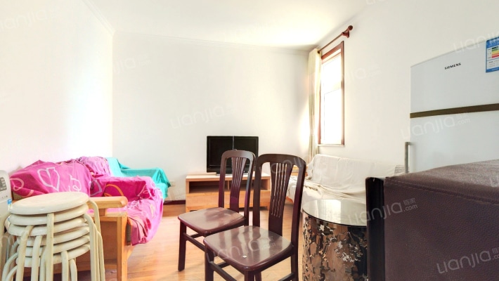 房本已满两年 三个卧室都朝阳 中间楼层 采光无遮挡-客厅