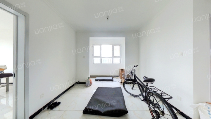 全南两居 户型方正 楼前无遮挡  视野开阔 采光充足-客厅