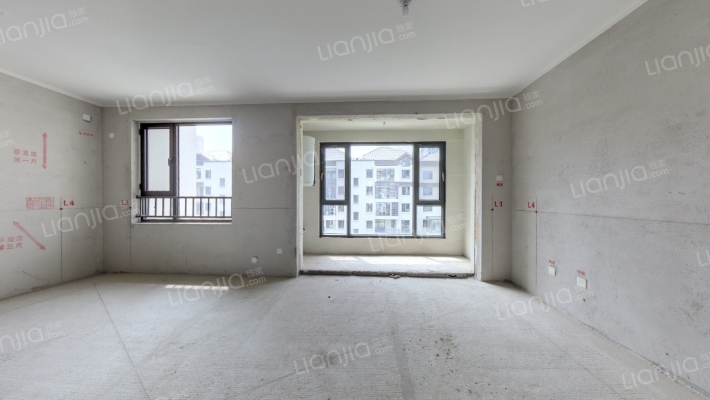 园林洋房社区 南北通透三居双卫 毛坯 看房方便-客厅