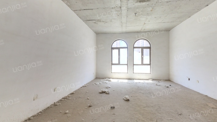 南北通透大四居，采光好，有大露台！-客厅