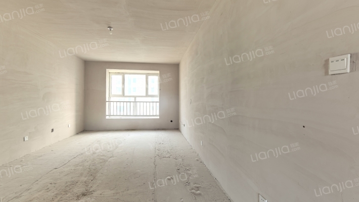 房子格局方正   采光全天      位置好 交通便利-客厅