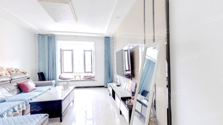 六层板楼，户型方正，中间楼层 南北通透-客厅