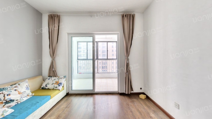 中港翡翠城二手房实景图