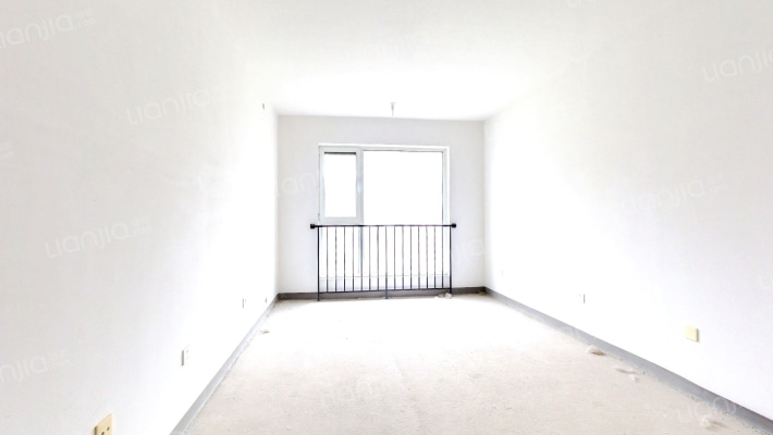 毛坯全天采光，随时可看，前面是街心公园，-客厅