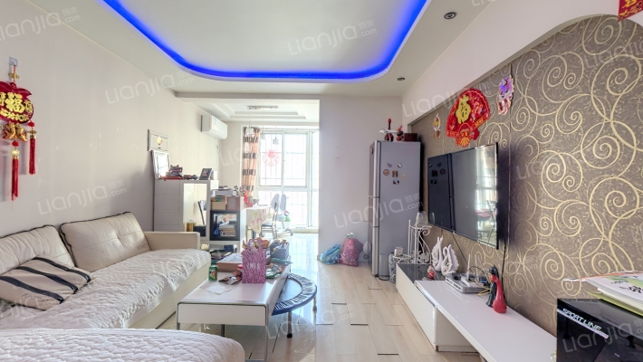 名流五六期集中供暖银四层，南北两居，自住精装-客厅