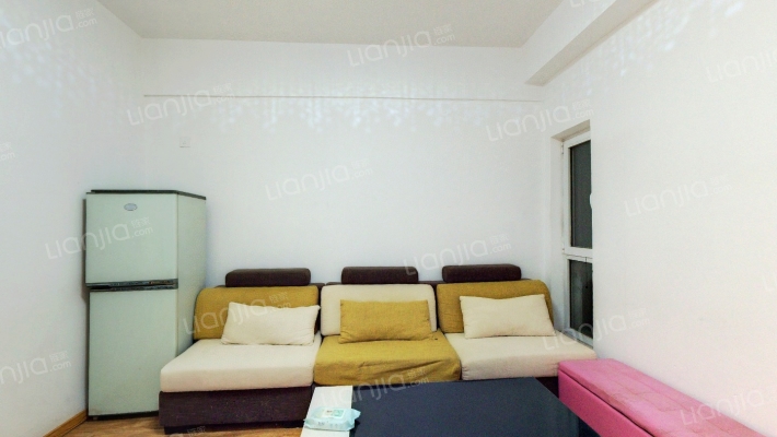 钻石广场全朝阳两居室，可贷款，房本满二。-客厅