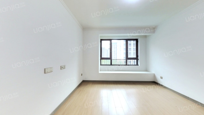 房主急售，南北通两居，开发商木地板装修-客厅