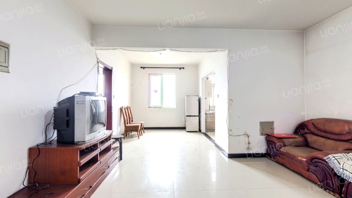 位于华阳路，交通方便 配套齐全  带装修-客厅