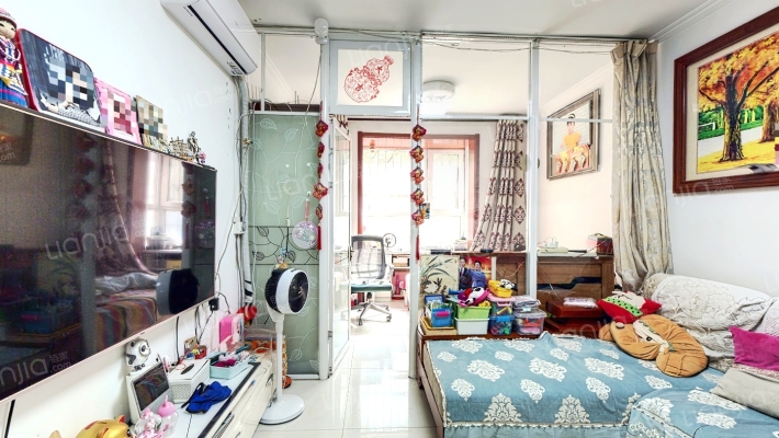 水岸花城精装大一居，一层进出方便-客厅