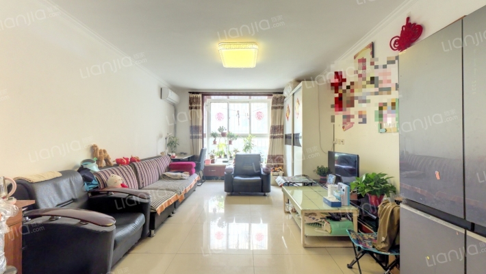 房子南北通透三居室，满五唯一，带装修拎包入住。-客厅