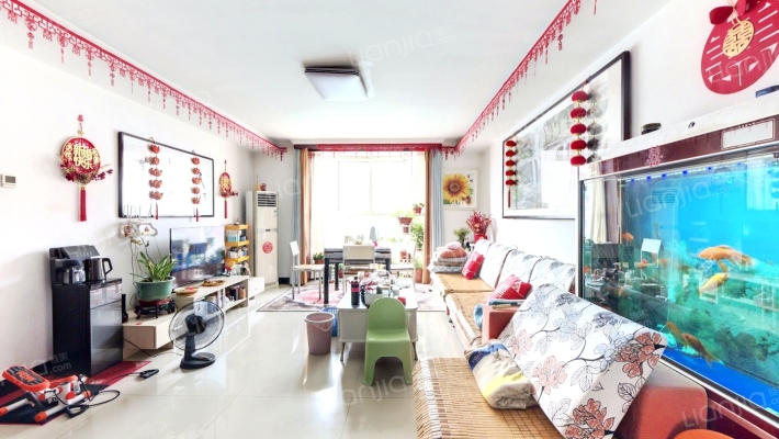 南北通透三居，精装修，领包入住。-客厅