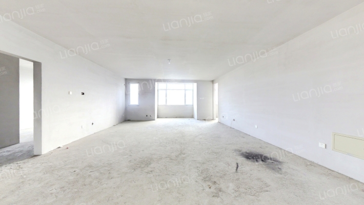 此房满五唯一，三跃四层叠拼，毛坯房，有车位-客厅