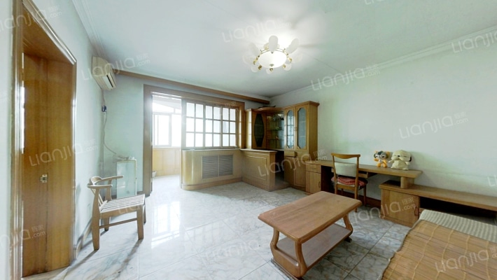 此房满五，简装，小区安静，地理位置好，居住舒适，-客厅