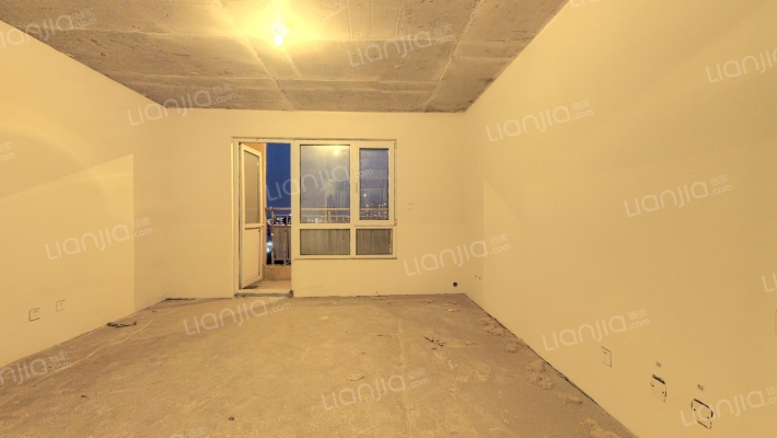 中间楼层无遮挡，毛坯任意装，有车位-客厅