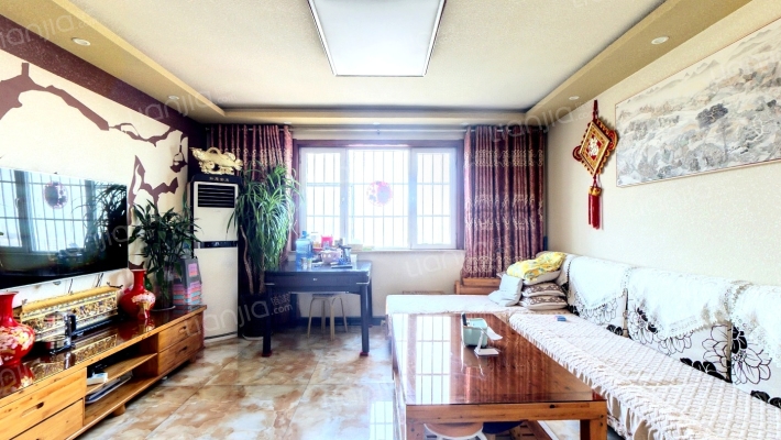 小区环境良好，车位充足，无浪费空，房本满五唯一-客厅