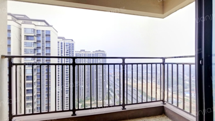 美的铂悦府二手房实景图