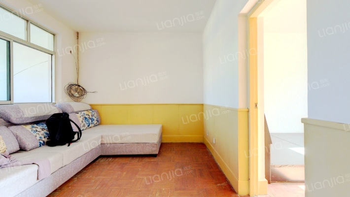 蓝天小区，南北通透三居室，中间层，总价低-客厅