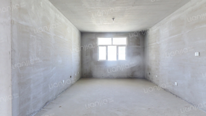 纯南两居，中高楼层采光好，免费停车，生活成本低-客厅