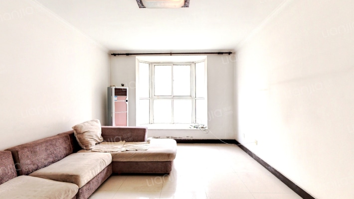 板楼大社区，南北南北通透三居室，户型方正，宜居舒适-客厅