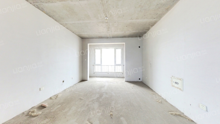 南北通透三居室，采光无遮挡，户型方正。-客厅