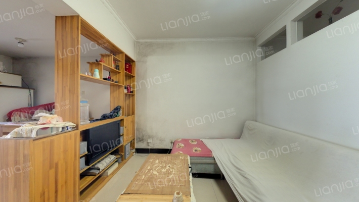 此房是中上楼层，通透，采光好，fangben满五，不唯一-客厅