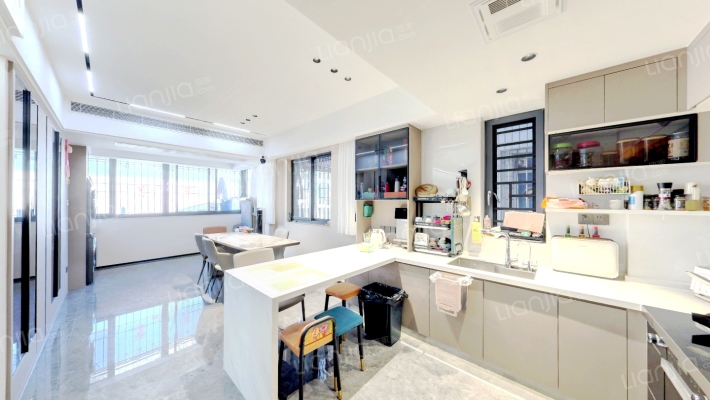 游泳池综合楼二手房实景图