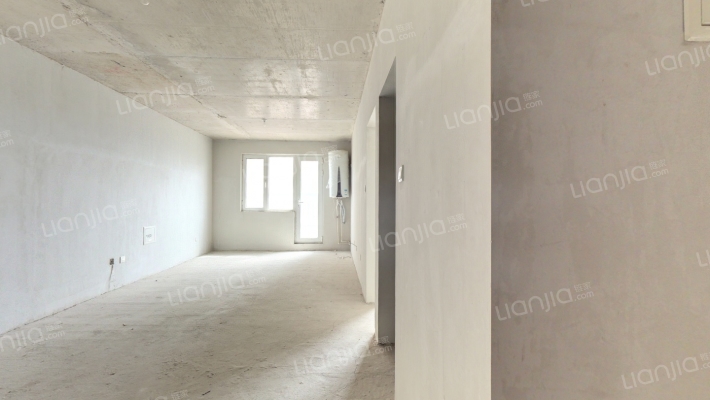 本房为经典全南两居户型，格局方正，小区中间位置-客厅