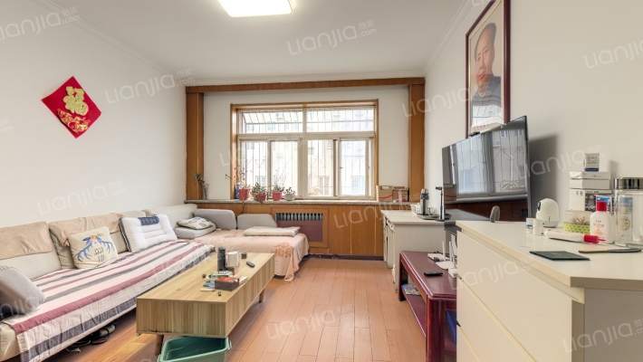 天龙小区  带20平地下室  满五  ；楼层二层-客厅