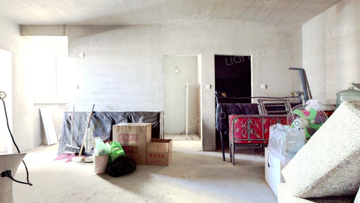 房子是正规的一室一厅户型，单价低，总价低，有房本，-客厅