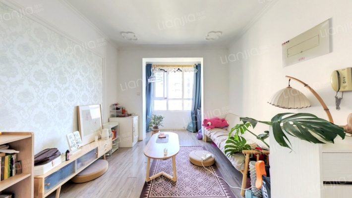 火车站 空中花园社区 正规精装一居 中上好楼层 急售-客厅