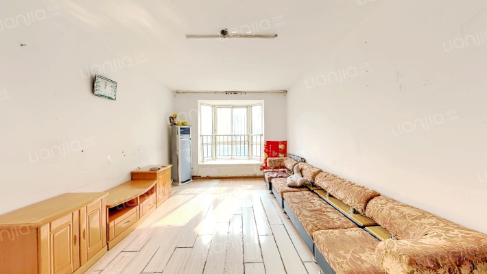 南北通透格局好，中间楼层，集中供暖，配套齐全-客厅