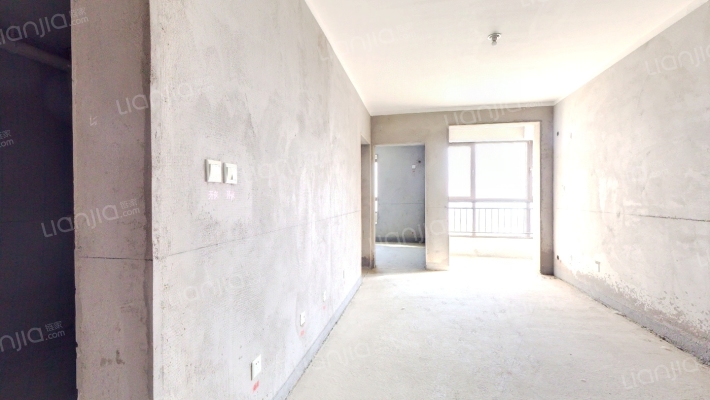 房子是集中供暖，保利物业，交通便利、配套齐全-客厅