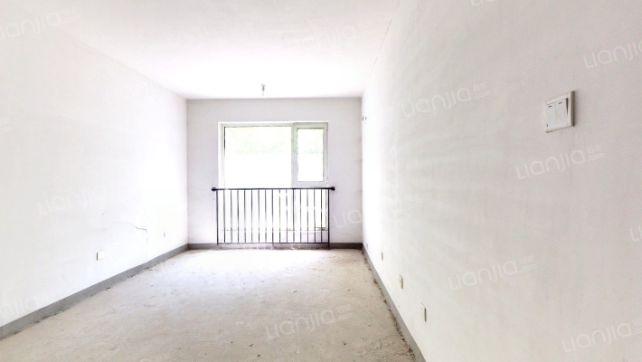 狮子城跃层，地下一层，地上一层，价格美丽-客厅