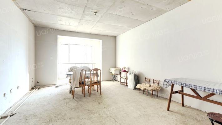 ，户型好，南北通透，采光高，交通便利，小区人车分流-客厅