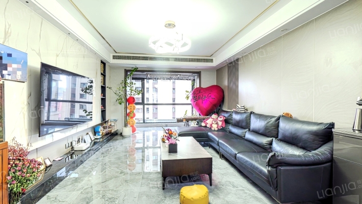 出门华阳路，老城区近二康医院，精装修南北大三居-客厅